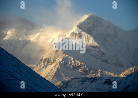 Il pittoresco misty alto paesaggio di montagna al mattino Gangapurna Regione Annapurna Nepal Foto Stock