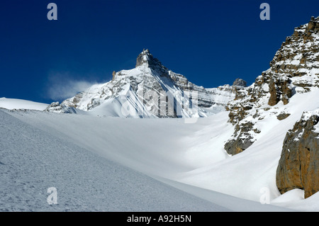 Picco di montagna in profondamente nevicato in alta montagna Thorung La Pass Regione Annapurna Nepal Foto Stock