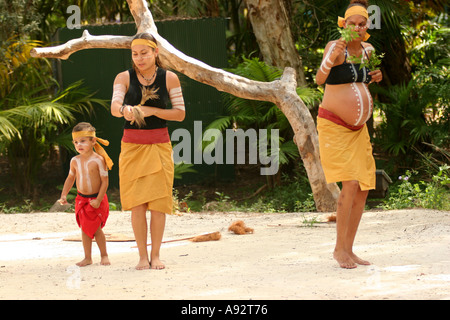 Danzatori Aborigeni di eseguire nel Queensland Australia Foto Stock