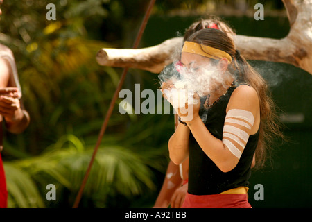 Danzatori Aborigeni di eseguire nel Queensland Australia Foto Stock