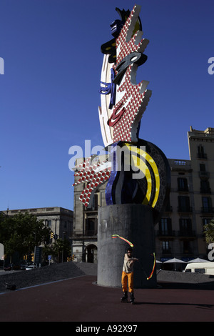 Giovane uomo sulla giocoleria roller blade vicino al porto Barcellona Spagna Foto Stock