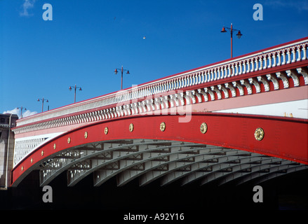 La parte inferiore di Blackfriairs ponte stradale sul Fiume Tamigi Londra REGNO UNITO Inghilterra Gran Bretagna europa Foto Stock