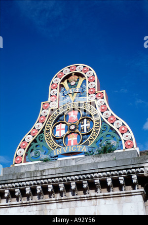 Londra Chatham e Dover ferroviaria segno decorativo su Blackfriars Bridge London REGNO UNITO Inghilterra Gran Bretagna Europa Foto Stock