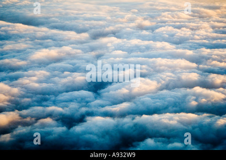 Guardando verso il basso sulle nuvole da un aereo su un cielo coperto California giorno. Foto Stock