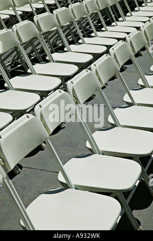 Righe di bianco sedie pieghevoli Foto Stock