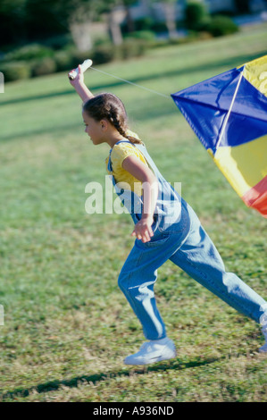 Profilo laterale di una ragazza volare un aquilone Foto Stock