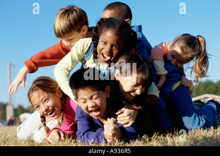 Un gruppo di bambini che giocano su un prato Foto Stock