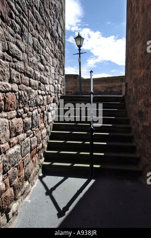 Sally vicolo di porta che conduce dal Bridge Street attraverso la Elizabethan bastioni per il fiume a piedi a Berwick upon Tweed Foto Stock