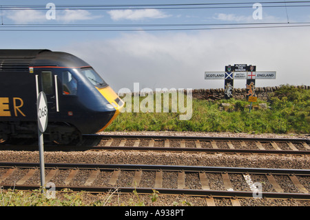 Un GNER Treno ad alta velocità Classe 91 velocità attraverso il confine dalla Scozia in Inghilterra su un Aberdeen per London express Foto Stock