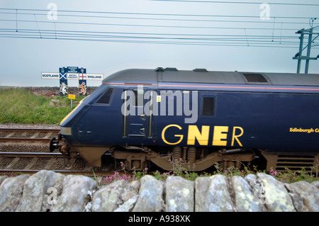 Un GNER Treno ad alta velocità Classe 91 il Castello di Edinburgo e velocità attraverso il confine dall'Inghilterra in Scozia Foto Stock