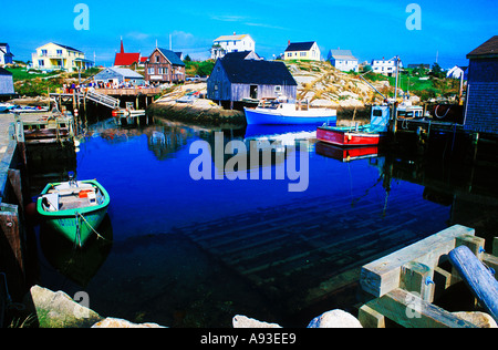 Colore saturato della città di pescatori di Peggy s Cove in Nova Scotia Canada Foto Stock