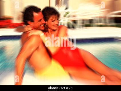 Attraente Coppia di mezza età rilassante in piscina Foto Stock