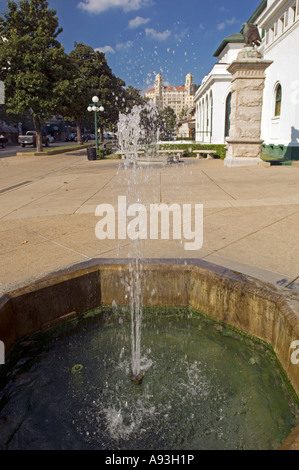 Sorgente termale di fronte al Ozark Centro Visitatori del Parco Nazionale sulla riga Bathhouse Hot Springs AR Foto Stock