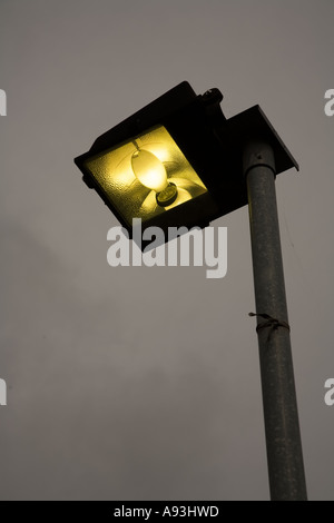 Lampadina di sodio in sicurezza via la luce che mostra la forma della lampada e riflettore Wales UK Foto Stock