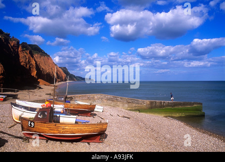 Sidmouth vista costiera della spiaggia di ciottoli e di legno tradizionali barche da pesca Devon, Regno Unito Foto Stock