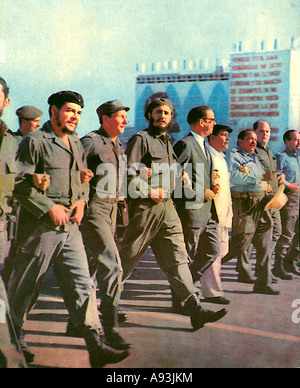 Fidel Castro Che Guevara 1960 foto dei rivoluzionari marciando attraverso l'Avana per celebrare la rivoluzione Foto Stock