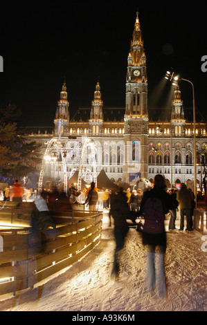 Viennese sogno di ghiaccio presso la piazza del municipio di sera Foto Stock