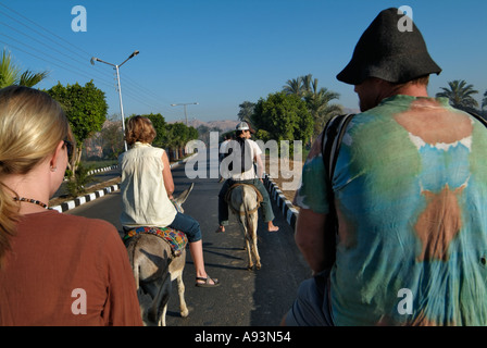 Gruppo su un asino in giro per la Valle dei Re, West Bank, Luxor, Egitto Foto Stock