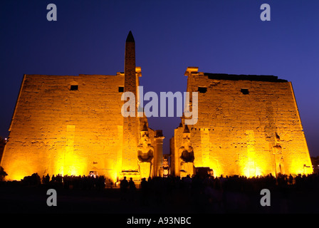 Tempio di Luxor e di notte, Egitto Foto Stock