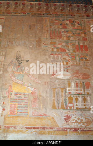 Dipinti Hatshepsut (Deir al-Bahn) con lo sciacallo intitolata dio Anubis, West Bank, Luxor, Egitto Foto Stock