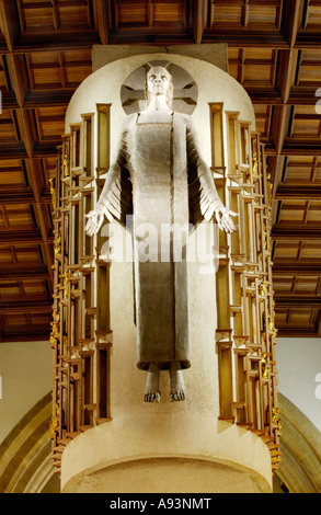 Interior illuminazione architettonica con Cristo in maestà da Jacob Epstein al centro nella Cattedrale di Llandaff Cardiff South Wales UK Foto Stock