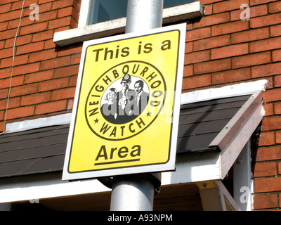 Generic Neighborhood Watch segno sulla lampada posta al di fuori di casa nel Regno Unito Foto Stock