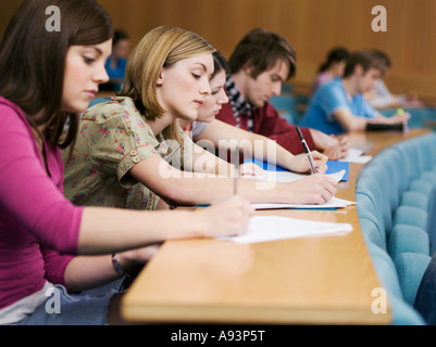 Gli studenti in sala di lettura Foto Stock