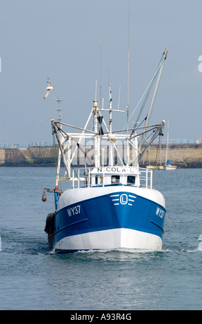 Blu e bianco per la pesca costiera di ritorno in barca dal mare al porto di Weymouth Dorset England Regno Unito Foto Stock