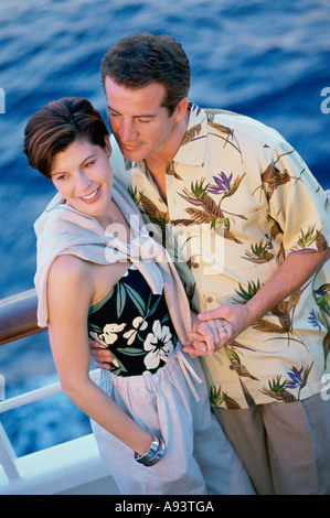 Angolo di alta vista di una metà uomo adulto tenendo le mani con una metà donna adulta Foto Stock