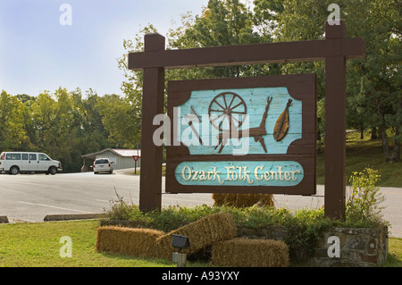 Segno per il Ozark centro popolare del parco statale di Mountain View AR Foto Stock