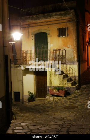 Scena di strada sulla collina italiana città di castelomola sull isola di Sicilia illuminato da luci strret Foto Stock