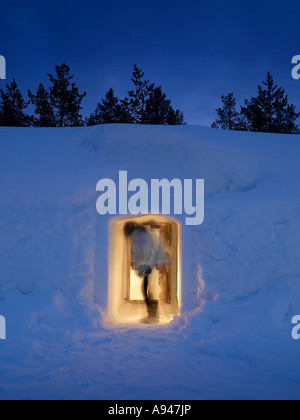 Donna di andare in Snow Igloo in hotel e villaggio igloo, Kakslauttanen, situato nel Saariselk cadde area della Lapponia, Finlandia Foto Stock