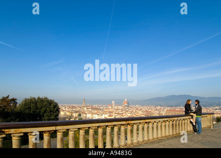 Antenna orizzontale ampia angolazione di una coppia romantica godendo le vedute di Firenze in una bella giornata di sole. Foto Stock