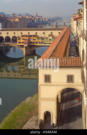 Antenna verticale vista del Ponte Vecchio e il corridoio Vasari e il fiume Arno in una luminosa giornata di sole. Foto Stock