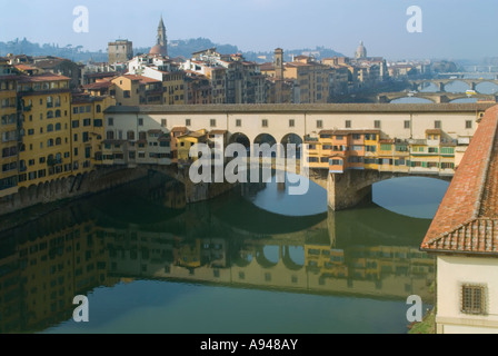 Antenna orizzontale vista del Ponte Vecchio e il corridoio Vasari e il fiume Arno in una luminosa giornata di sole. Foto Stock