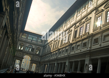 Angolare orizzontale immagine dell'Enorme, imponente galleria degli Uffizi nel centro di Firenze. Foto Stock