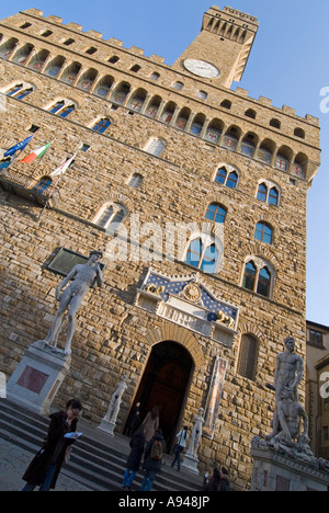 Chiudere verticale dell'ingresso e del campanile di Palazzo Vecchio in una luminosa giornata di sole Foto Stock