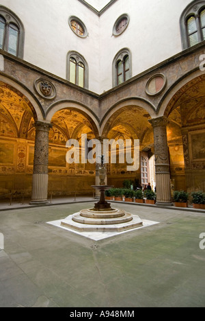 Verticale ampia angolazione del ornati in cortile interno all'ingresso di Palazzo Vecchio con la centrale di Putto fontana Foto Stock