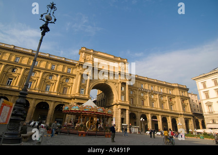 In orizzontale ampia angolazione del grande arco trionfale a Piazza della Repubblica nel centro di Firenze contro un cielo blu Foto Stock