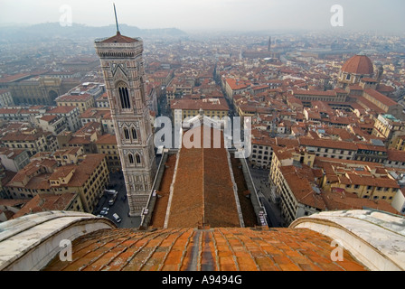 Antenna orizzontale vista del Campanile di Giotto "Campanile" e l'arancione di tetti di Firenze dalla cima del Duomo Foto Stock