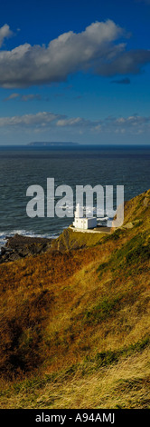 Verticale vista panoramica di Hartland Point Lighthouse e Lundy Island nel Devon, in Inghilterra, Regno Unito. Foto Stock