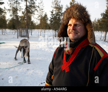 Sami in tradizionale costume nazionale, Jukkasjarvi, Kiruna, Lapponia, Svezia Foto Stock