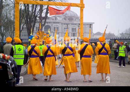 Vaisakhi festival a Gravesend Kent con sfilata e la folla Foto Stock