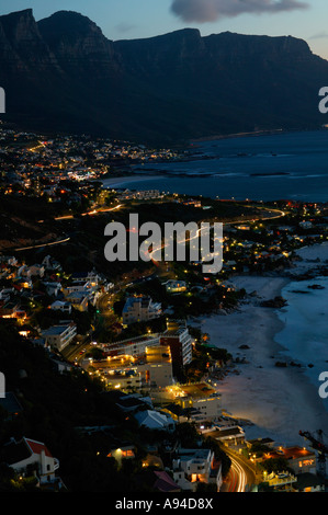 Bantry Bay e Camps Bay visto di notte Cape Town Western Cape Sud Africa Foto Stock