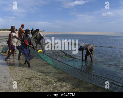 Pescatore locale tirando in reti da pesca sulla costa del Mozambico Bazaruto Island Area Mozambico Foto Stock