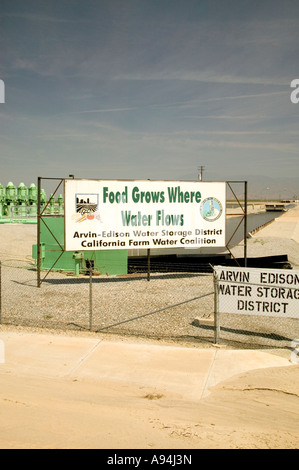 Irrigazione agricola stazione di pompaggio & canal, California Foto Stock