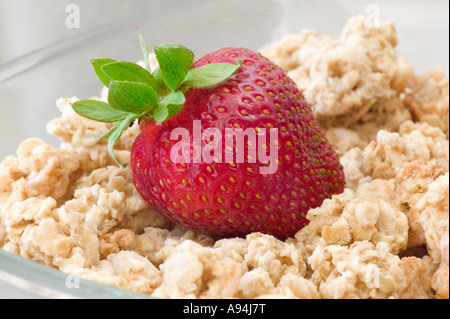 Fragola con muesli, cereali per la prima colazione. Foto Stock