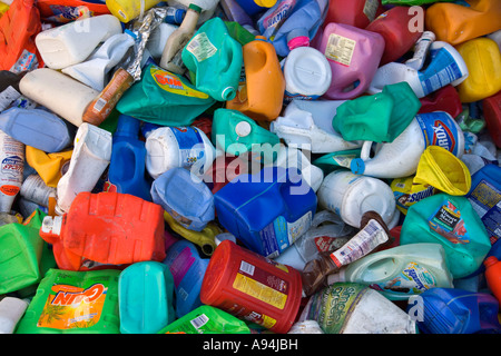 Le bottiglie di plastica e contenitori impilati. Foto Stock