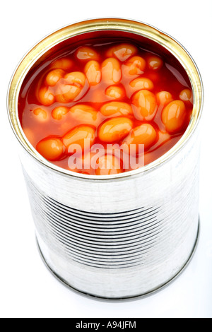 Aperto lo stagno di alta fibra dietetica fagioli in salsa di pomodoro isolato contro uno sfondo bianco con nessun popolo e un tracciato di ritaglio Foto Stock