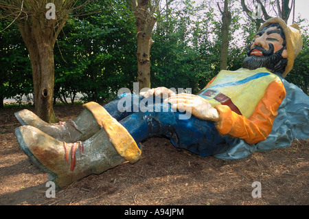 Il gigante nel bosco. Una scultura in fibra di vetro di un gigante per bambini Foto Stock